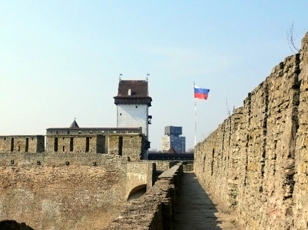 Ивангородская крепость, вид российский на флагшток и замок Германа. Сайт Ивангород-тур